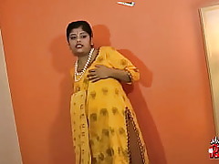 Chubby Indian femmes unwraps overhead cam